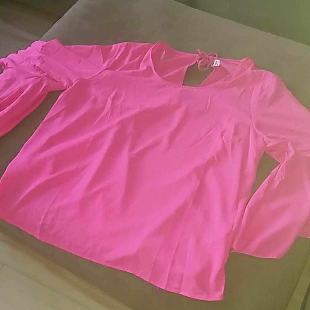 Ladies hot pink top with wide flow sleeves. 3X
